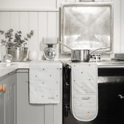 Image showing the Hearts Double Oven Gloves product.