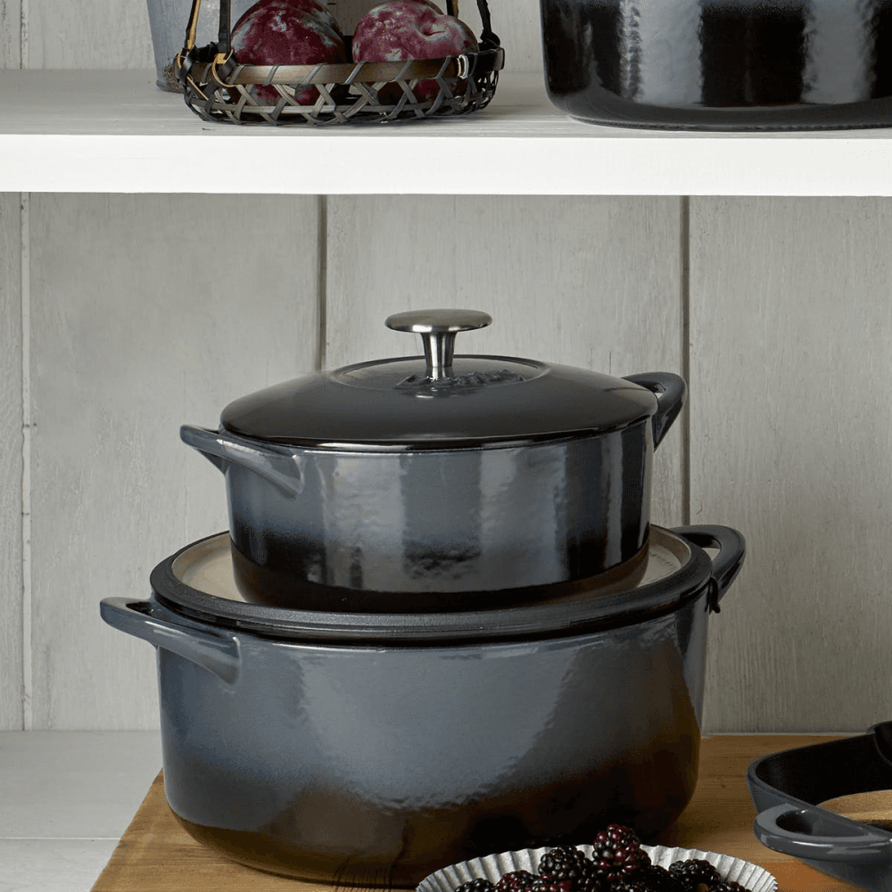 Halo Cast Iron Round casserole dish, D26cm, Black