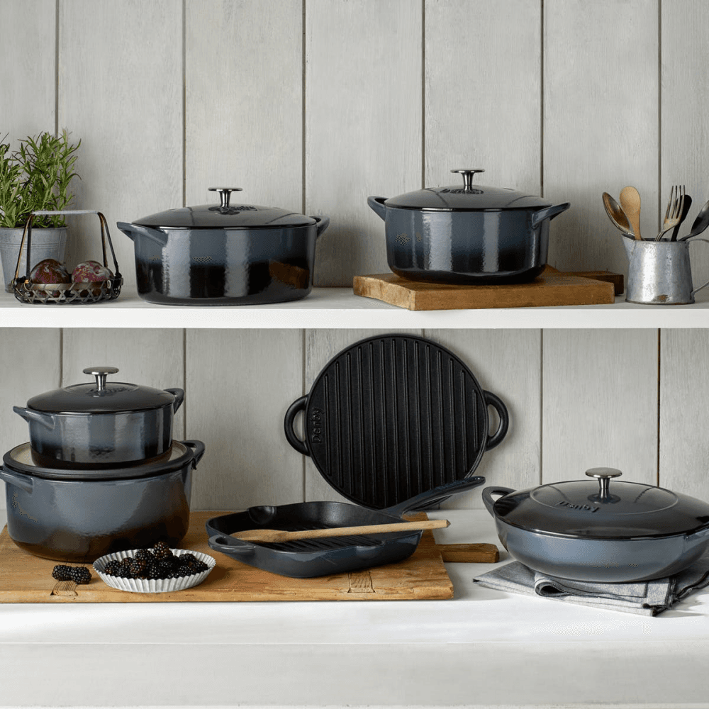 Halo Cast Iron Round casserole dish, D26cm, Black