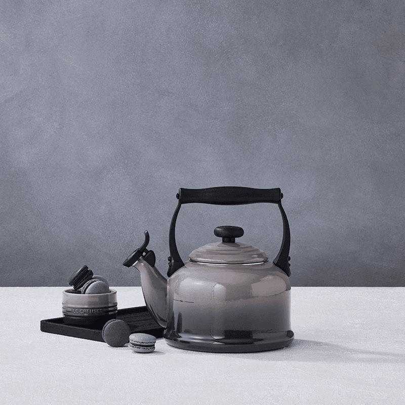 Traditional Kettle with Fixed Whistle, 2.1L, Flint