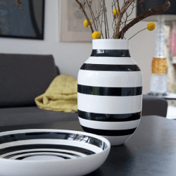 Image showing the Omaggio Vase, Large, Black product.