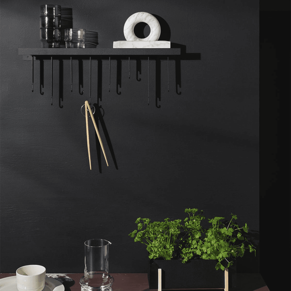Atelier Hanger, Black