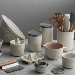 Image showing the Innovative Kitchen Set of 3 measuring cups, white product.