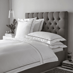 Image showing the Savoy - 400 Thread Count Egyptian Cotton Double duvet cover, W200 x L200cm, White/Navy product.